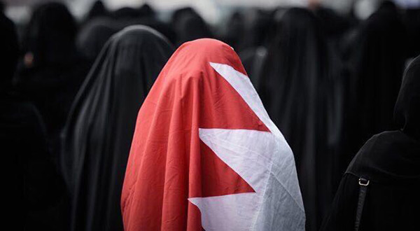 Bahraini flag on women