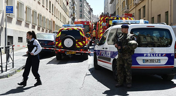 France Foils Plot to Attack Politicians, Mosques: 10 Suspects Arrested France Foils Plot to Attack Politicians, Mosques: 10 Suspects Arrested