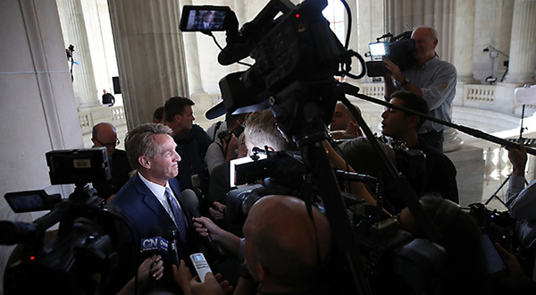 Flake to GOP: We Must Say Trump’s Behavior Is «Not Right»