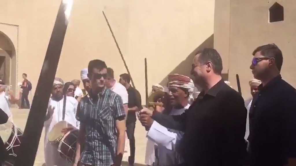 “Israeli” Minister Performs Traditional Sword Dance in Oman, Declares Train Link