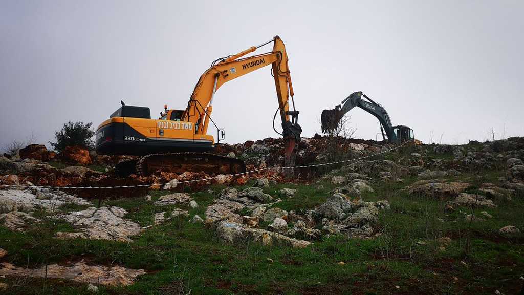 “Israeli” Excavators Start Building Dirt Barrier near Southern Village