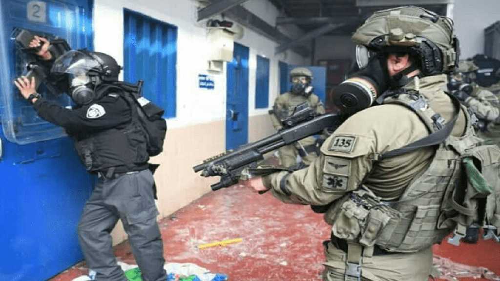 ‘Israeli’ Soldiers Injure, Mistreat Hundreds of Detainees in Al-Naqab Detention Camp