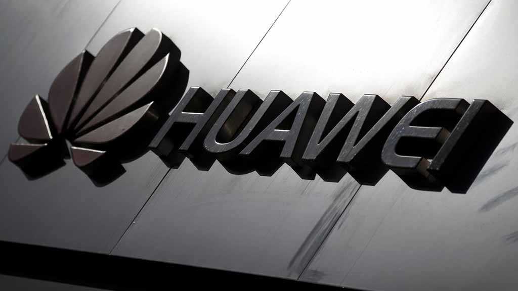 Trump to Sign Order Paving Way for US Telecoms Ban on Huawei