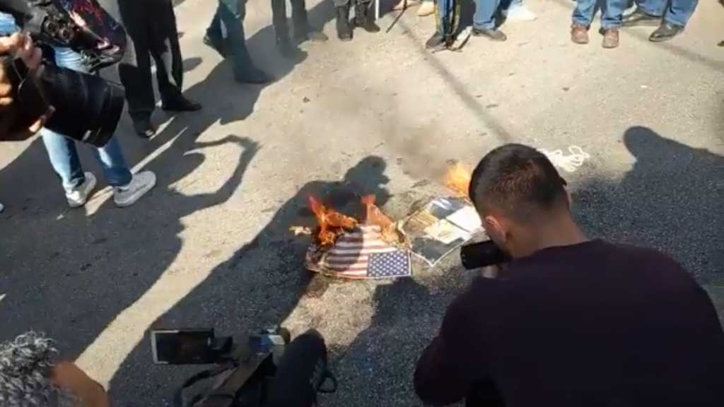 Lebanese against Foreign Intervention Burn US, ‘Israeli’ Flags in Awkar