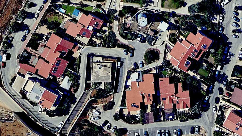 “Israel” Settlements Turn Palestinian House Into Cage