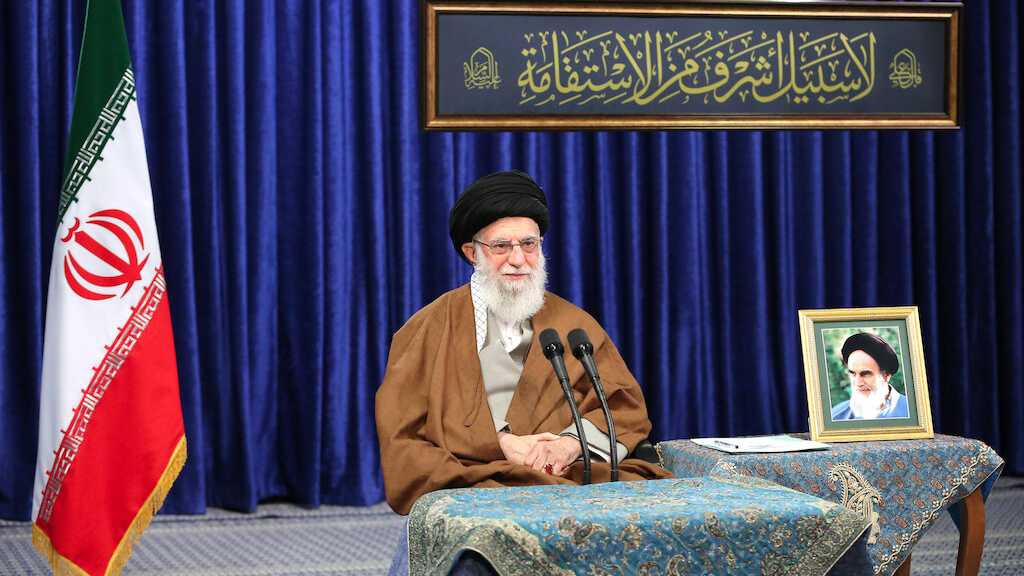 Imam Khamenei Urges Respect for Rights of Laborers