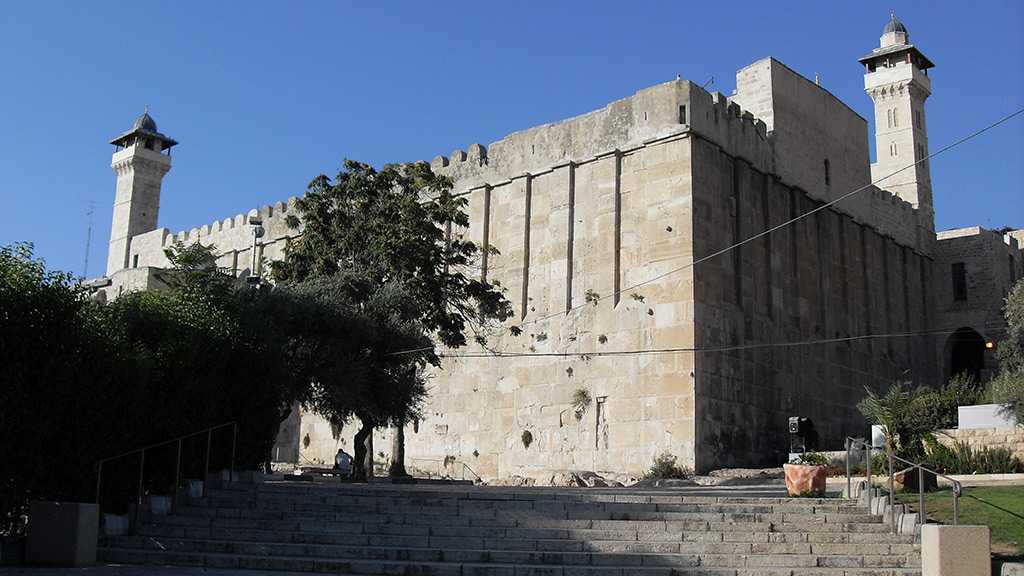 “Israel” Prohibits Call to Prayer to Be Raised at the Ibrahimi Mosque
