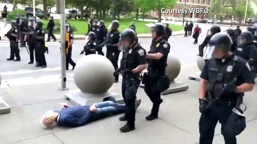 US Police Suspended After Shoving 75yo Protester to Ground