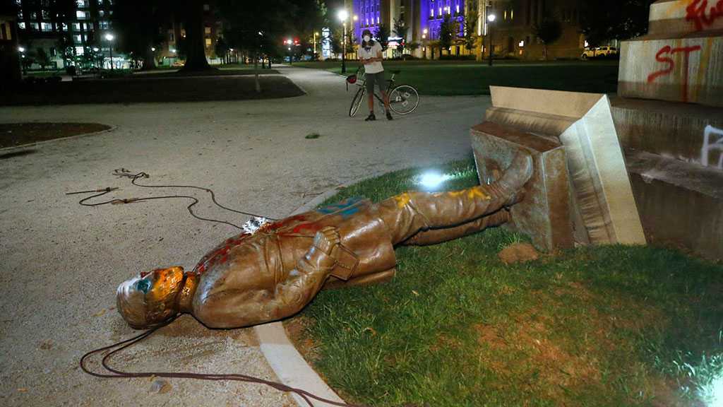 United States: Protesters Tear Down Columbus Statue in Richmond