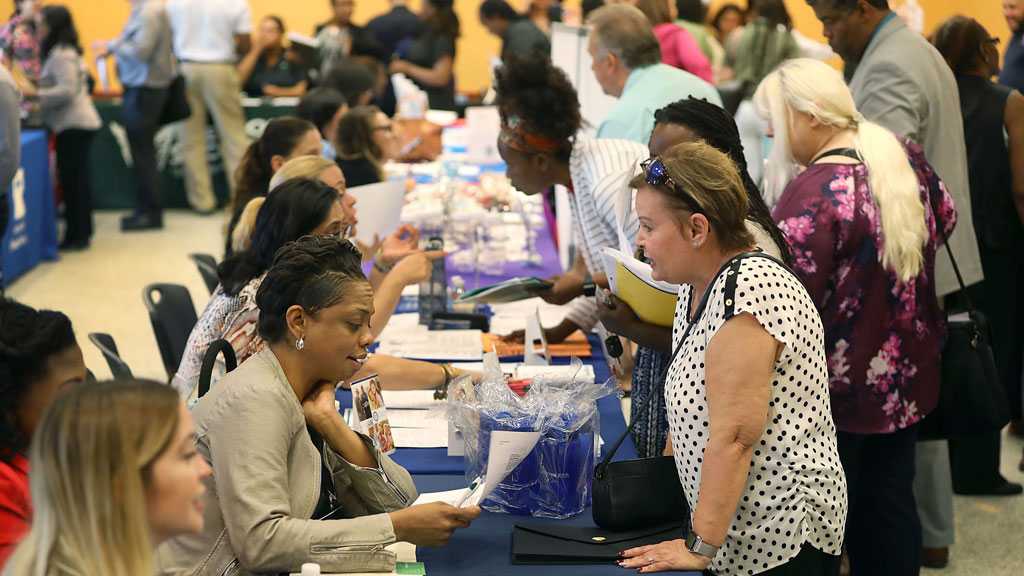 US Weekly Jobless Claims Remain High