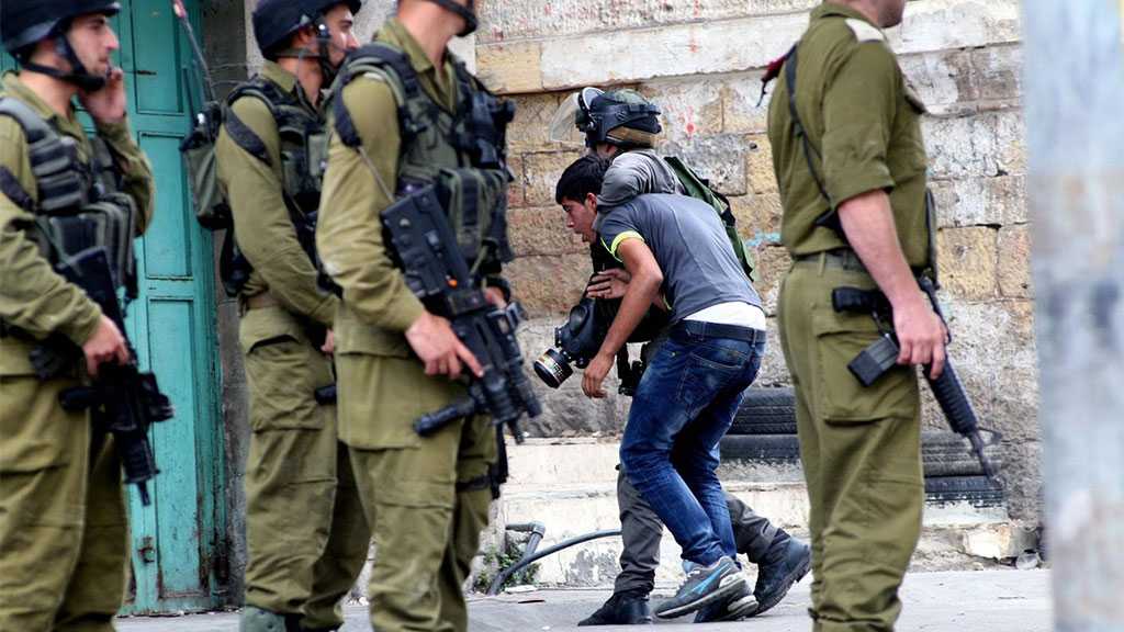 ‘Israeli’ Soldiers Detain Three Palestinians in the West Bank