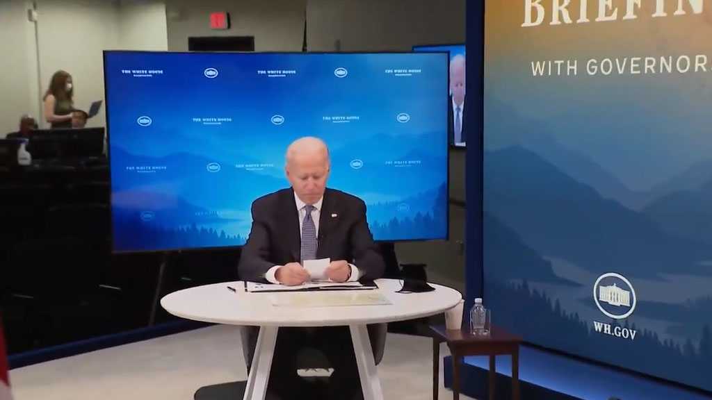 Netizens Criticize Biden for Receiving Ticklish Note during Meeting, Describe it as “Cheat Card”