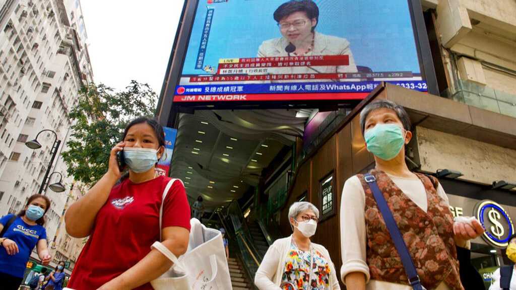 Hundreds of Hong Kong Politicians Quit, Protesting New Loyalty Oath to China