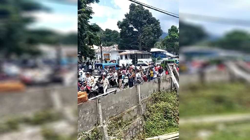 Indonesia Issues Tsunami Warning after Powerful Quake, Residents Flee into Streets