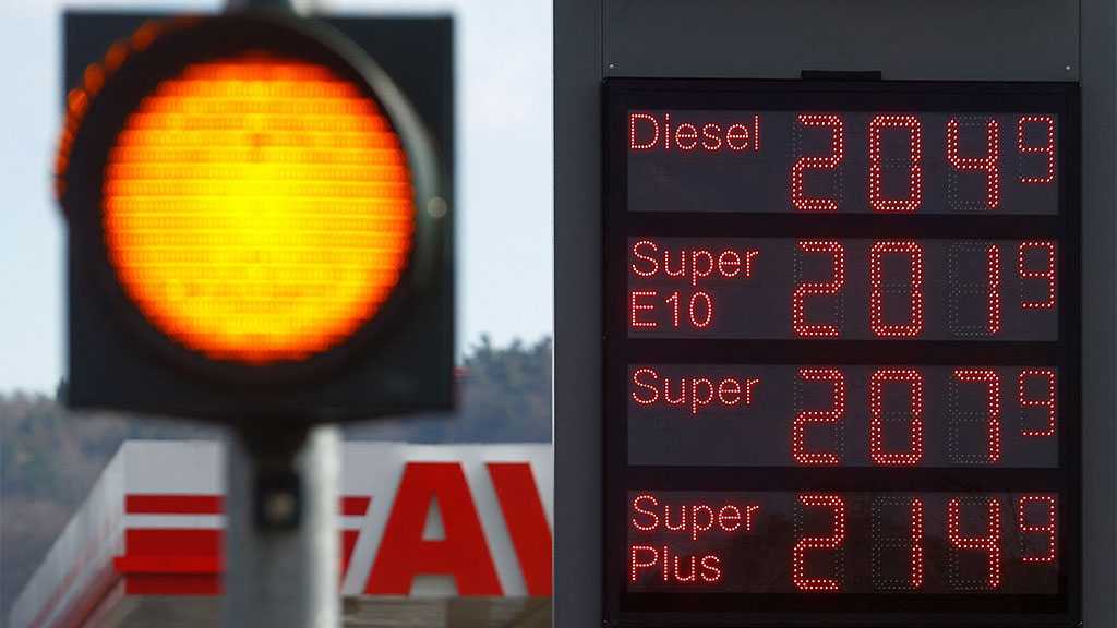 Russia Warns of $300 per Barrel Oil, Cuts to EU Gas Supply