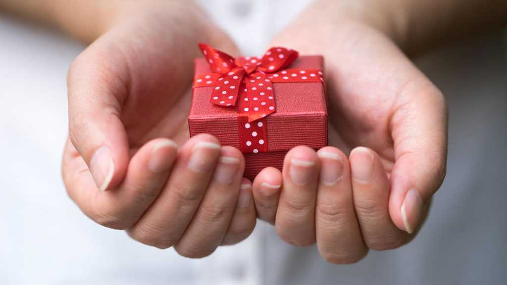 Britons Cut Back on Christmas Gifts