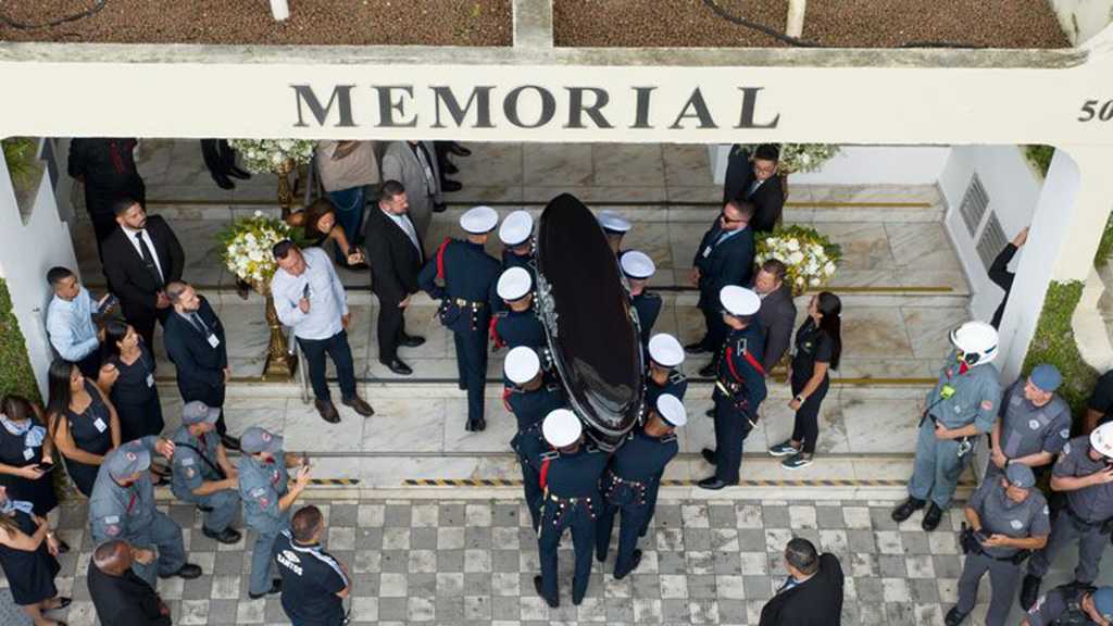 Brazilian Sports Legend Pele Laid to Rest in Santos Cemetery