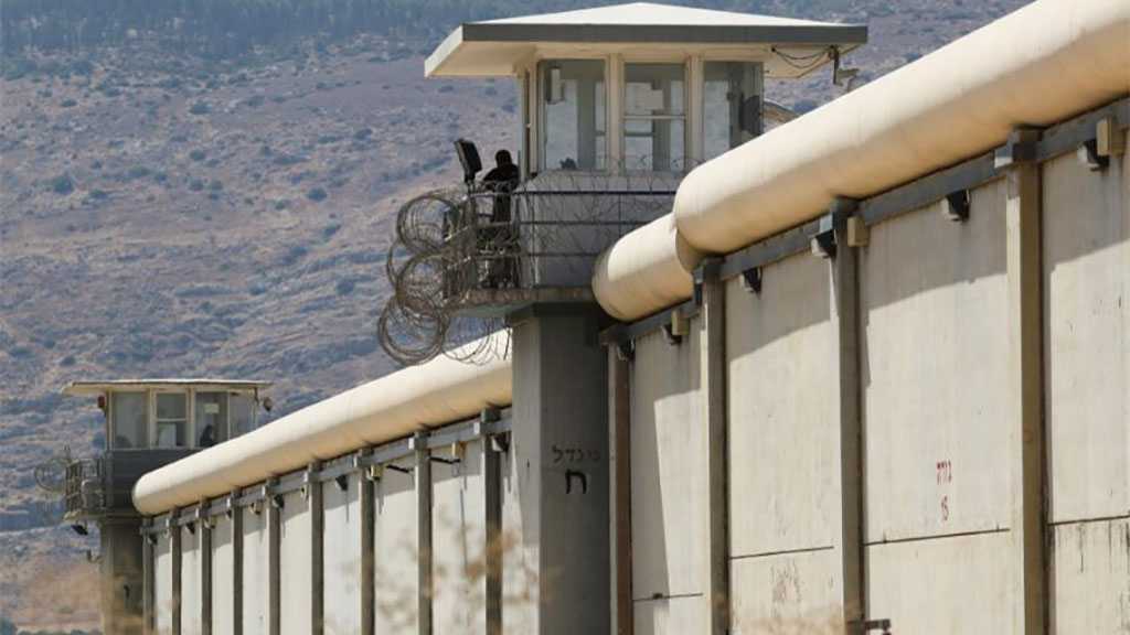 ‘Israeli’ Forces Assault Palestinian Inmates in Ramon Prison, Whereabouts Unknown