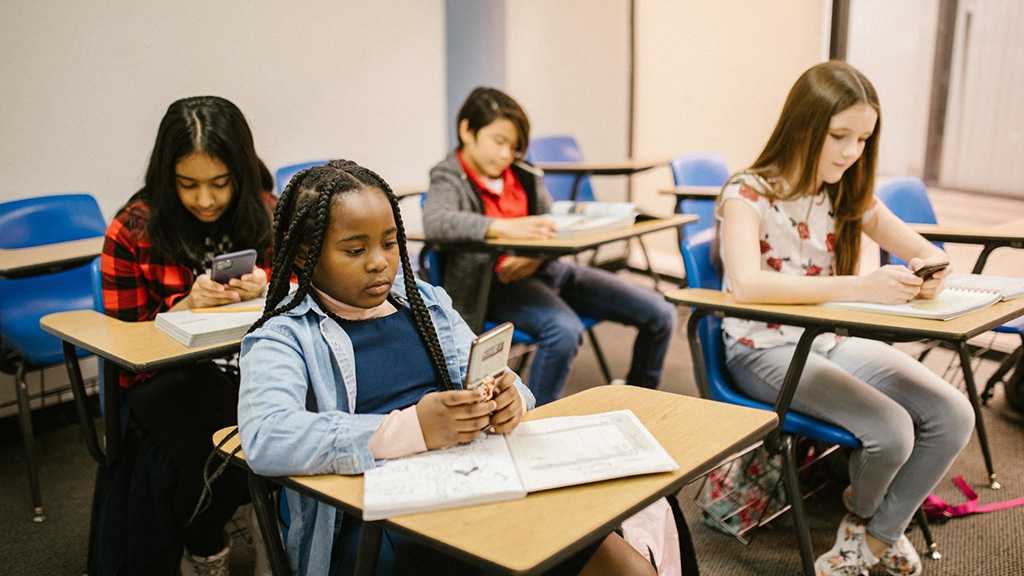 Poll: Dutch Teachers Back Phone Ban