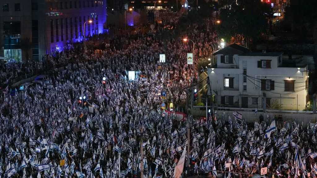 Thousands of “Israelis” Protest Outside US Offices in Tel Aviv