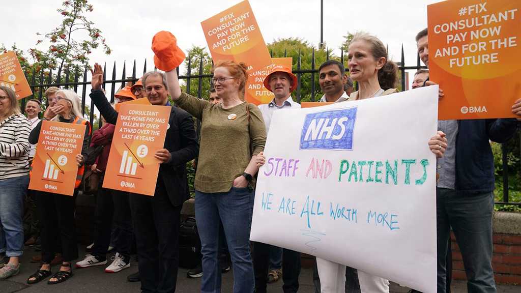 Senior Doctors in England Stage First Major Walkout in Decade, Reject Pay Deal