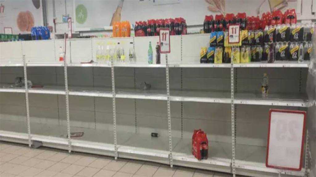 “Israeli” Settlers in Panic: Hysterical Storing of Food for Fear of War