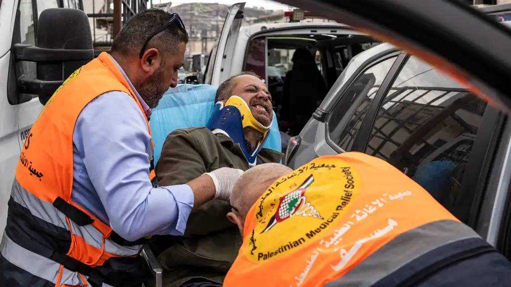 West Bank: “Israeli” Settlers Assault Palestinian Photographer as Soldiers Look On