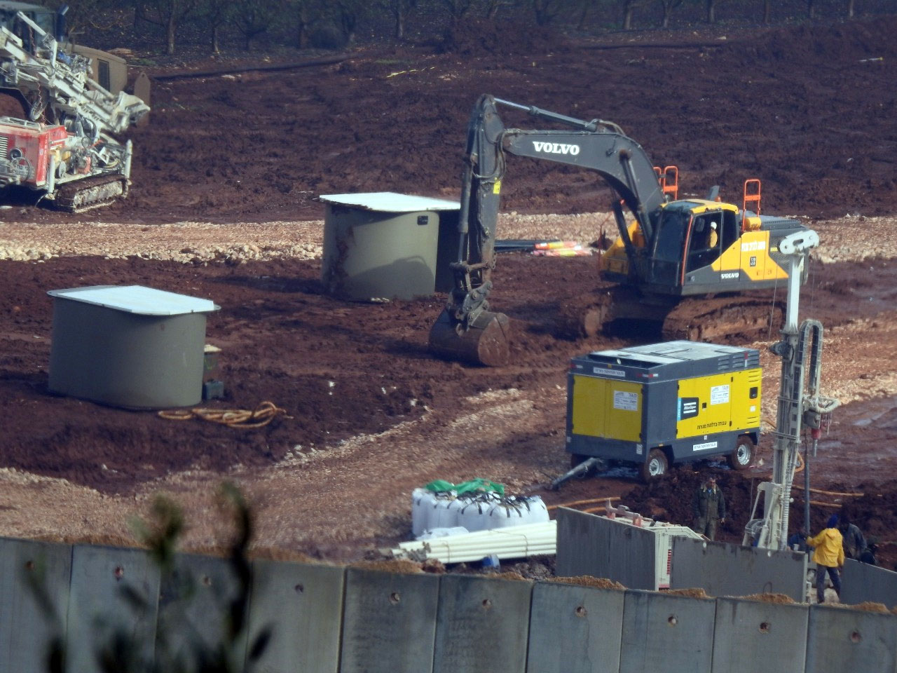 The Enemy Threatening from behind the Wall for 20 Days… Remains behind It! [PHOTOS]