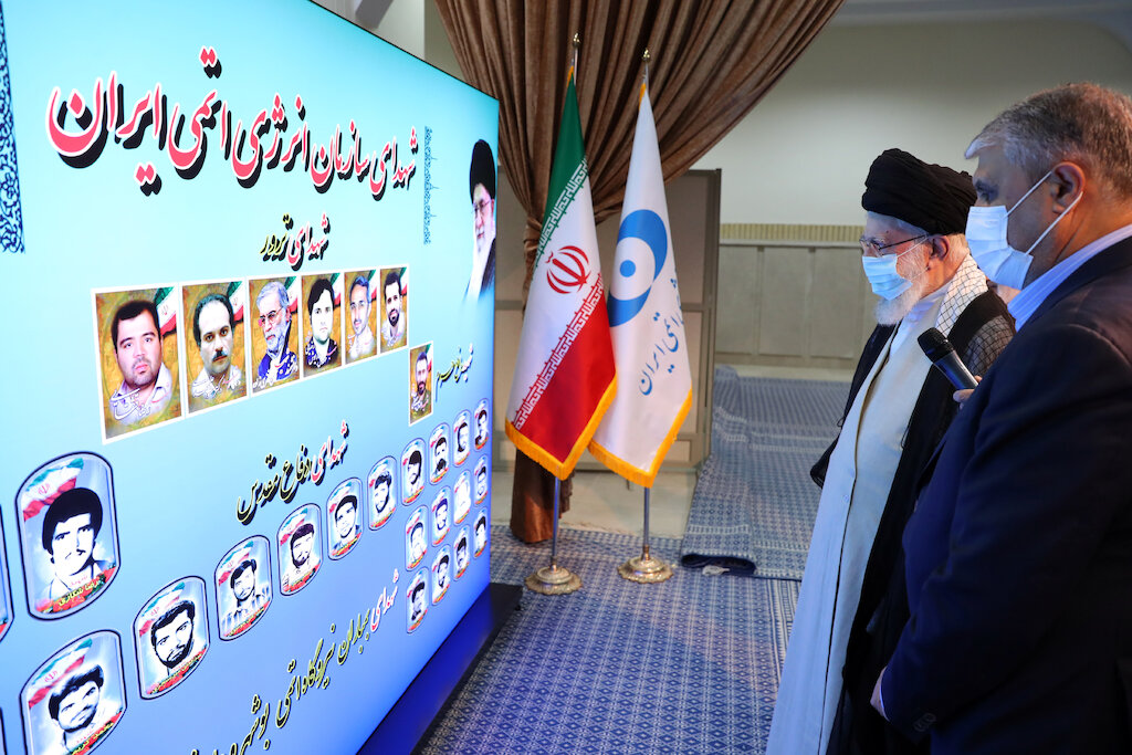 Imam Khamenei Visits Exhibition of Achievements in Iran’s Nuclear Industry